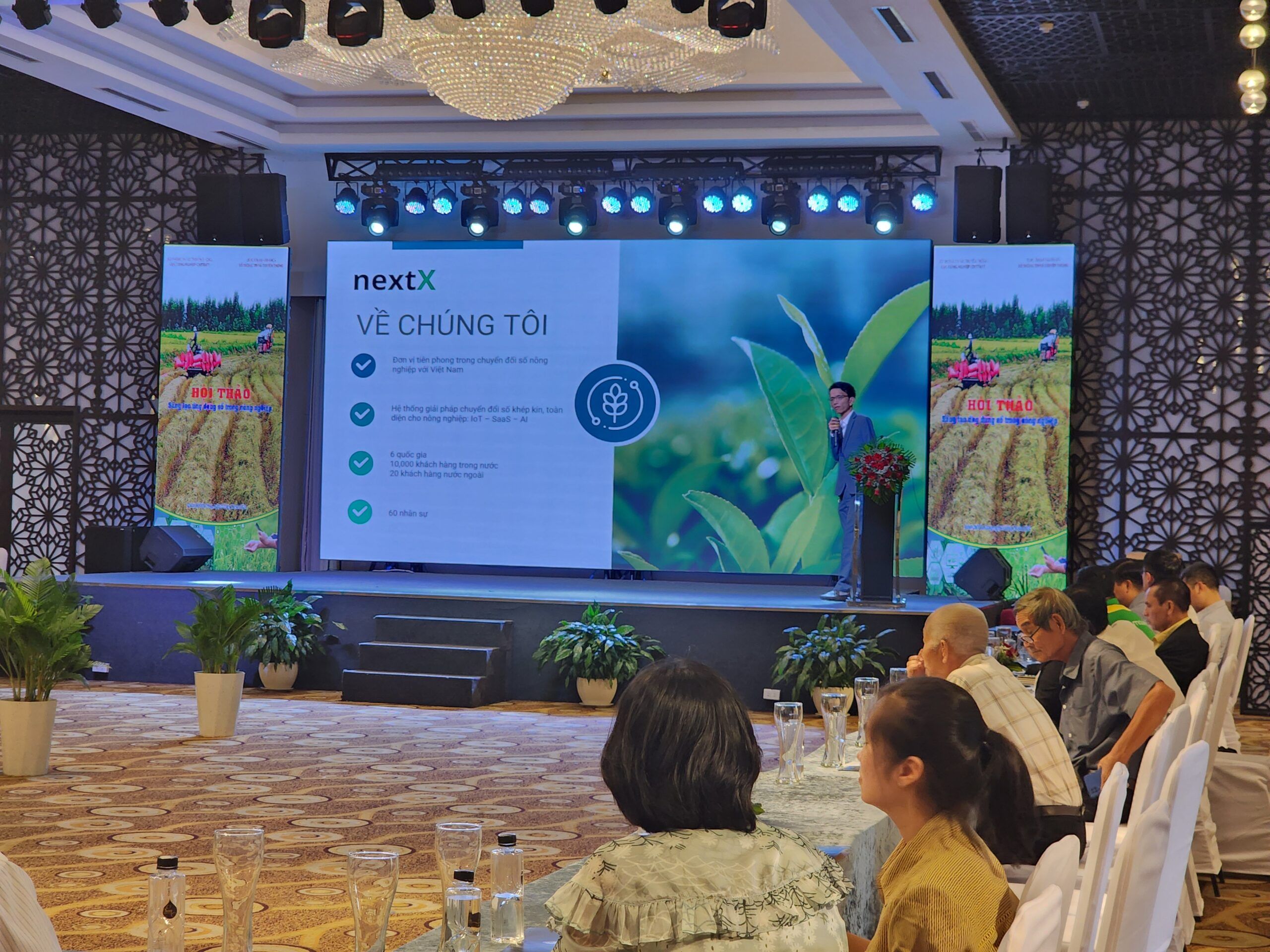 Đại diện NextFarm trình bày trước hội thảo