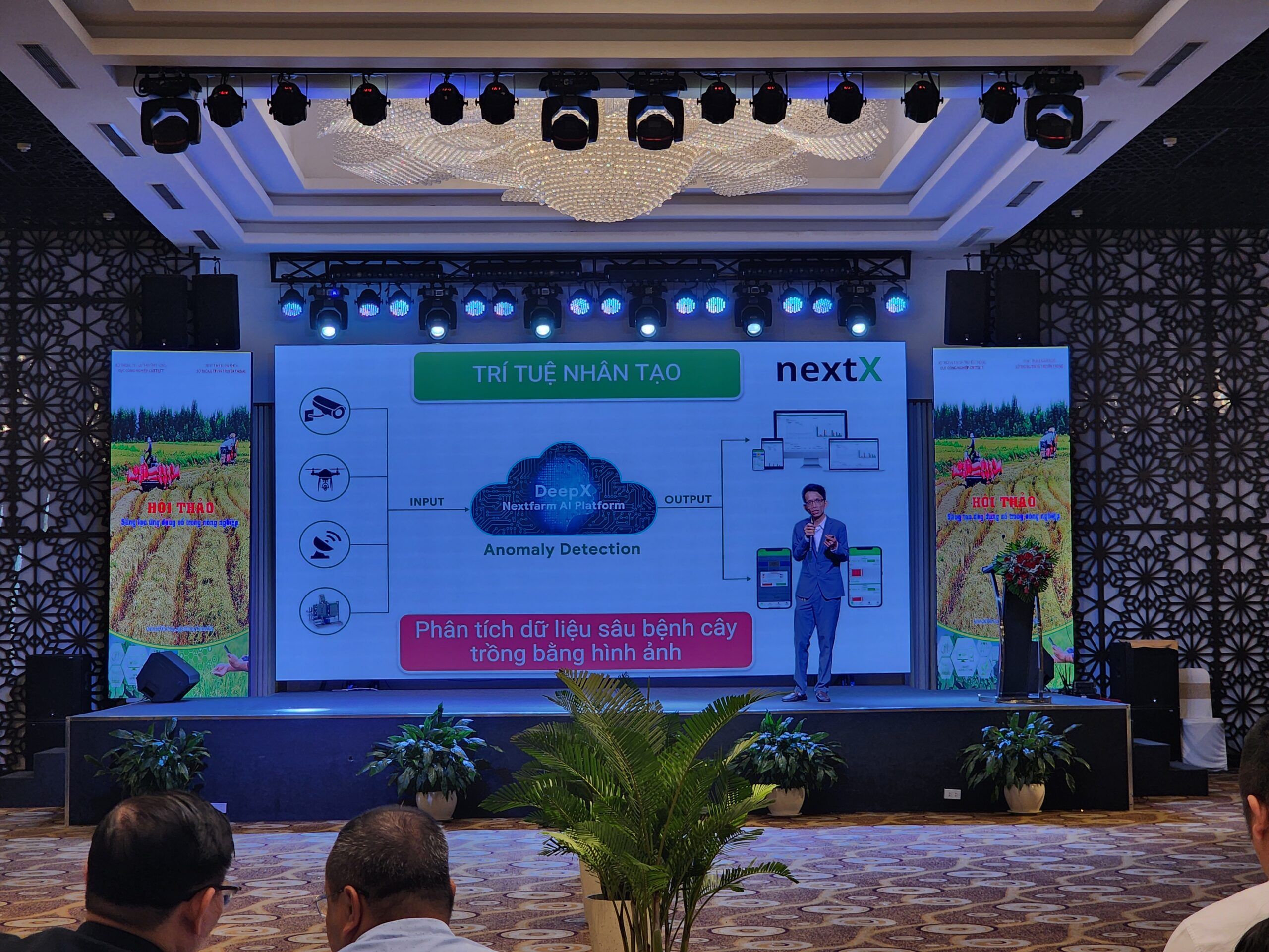 Đại diện NextFarm trình bày trước hội thảo