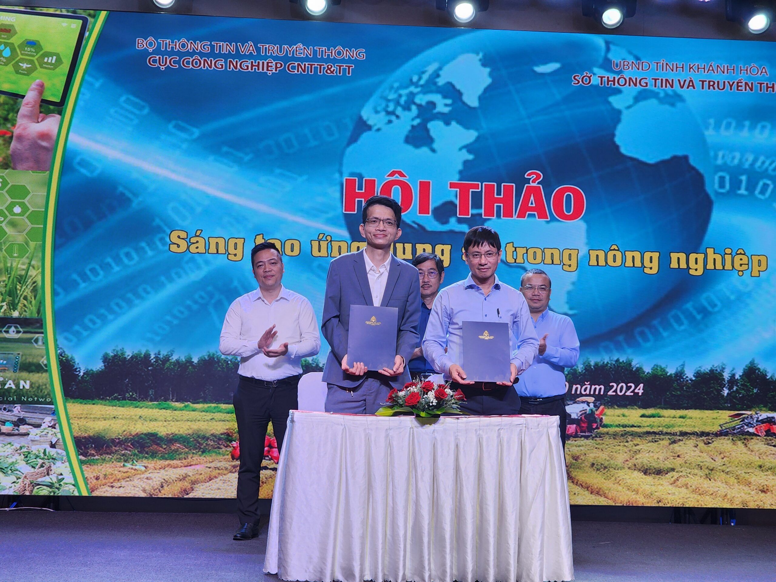 Đại diện NextFarm ký kí biên bản hợp tác với Sở TT tỉnh Khánh hoà triển khai chuyển đổi số Nông nghiệp