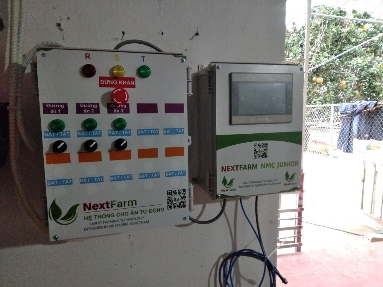 Hệ thống cho lợn ăn tự động - Giám sát và điều khiển qua điện thoại